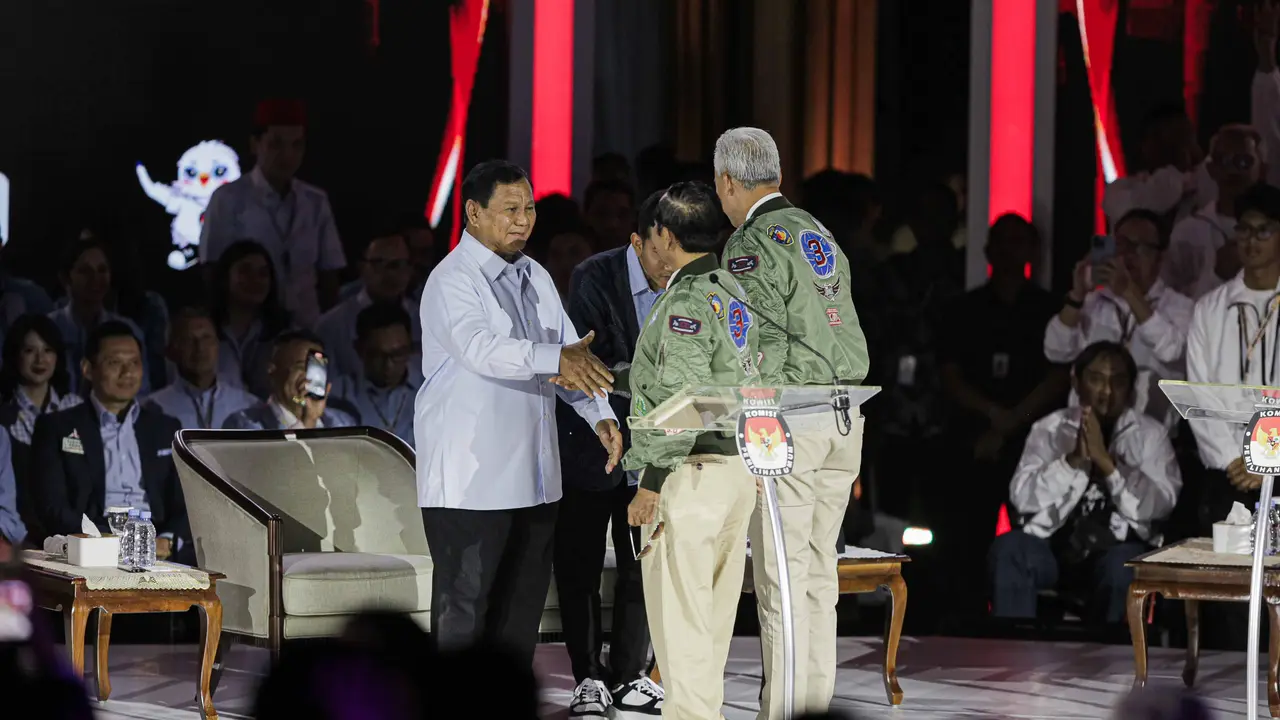 Ketiga pasangan capres-capres yaitu Anies Baswedan-Muhaimin Iskandar, Prabowo Subianto-Gibran Rakabuming Raka, dan Ganjar Pranowo-Mahfud Md saat hendak memulai debat capres 2024.