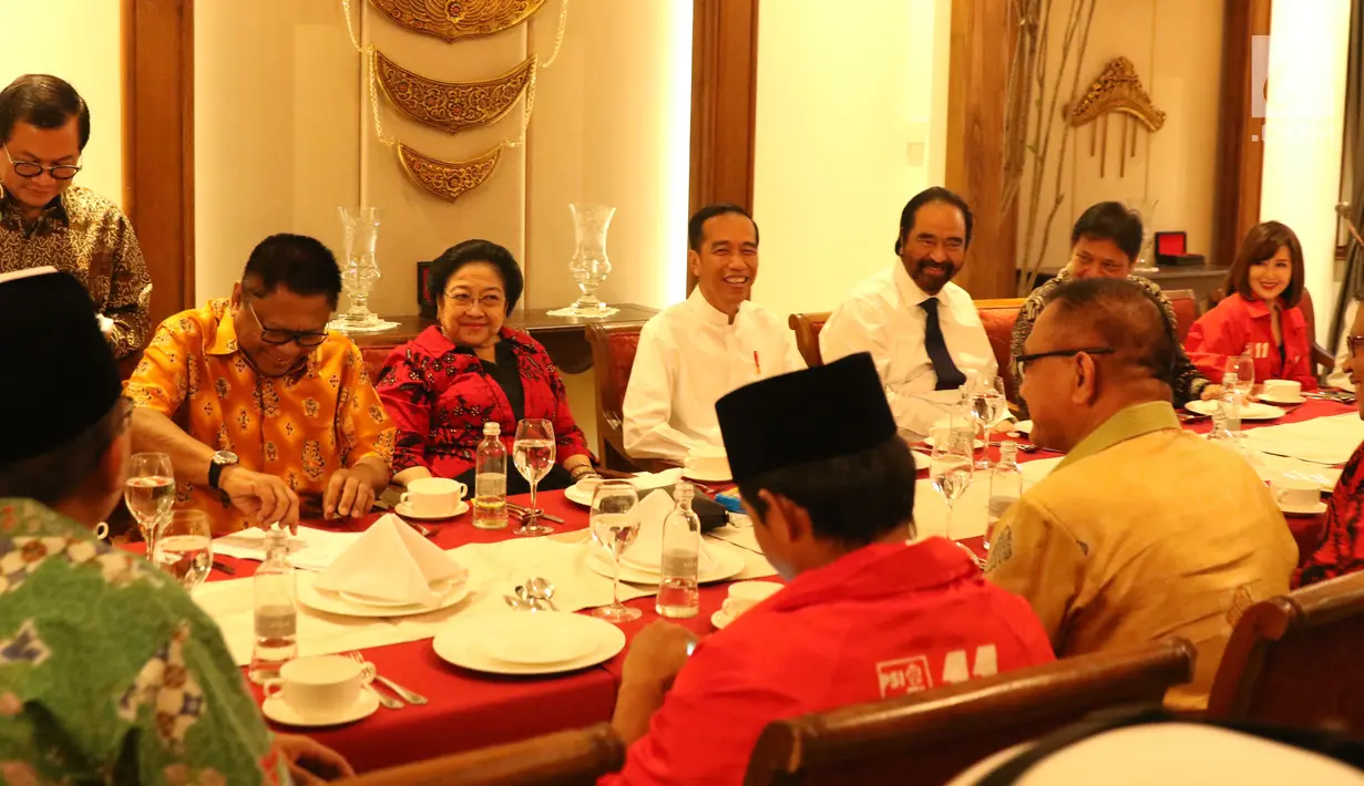 Presiden RI, Joko Widodo (tengah) saat melakukan pertemuan dengan pimpinan partai politik pendukung di Pilpres 2019, Jakarta, Kamis (9/8). Pertemuan sekaligus menentukan Cawapres pendamping Jokowi di Pilpres 2019. (Liputan6.com/Helmi Fithriansyah)