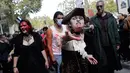 Sejumlah peserta mengenakan kostum zombie saat mengikuti "Zombie Walk" di Paris, Prancis (7/10). (AFP Photo/Thomas Samson)