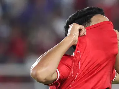 Marselino Ferdinan tak mampu menutupi kekecewaan saat Timnas Indonesia takluk 0-1 dari Filipina dalam laga terakhir Grup B yang digelar di Stadion Manahan, Solo, Sabtu (21/12/2024). (Bola.com/Abdul Aziz)