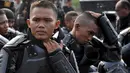 Wajah lelah salah satu anggota kepolisian usai membubarkan pendemo di kawasan Patung Kuda, Jakarta, Kamis (21/8/14). (Liputan6.com/Miftahul Hayat)