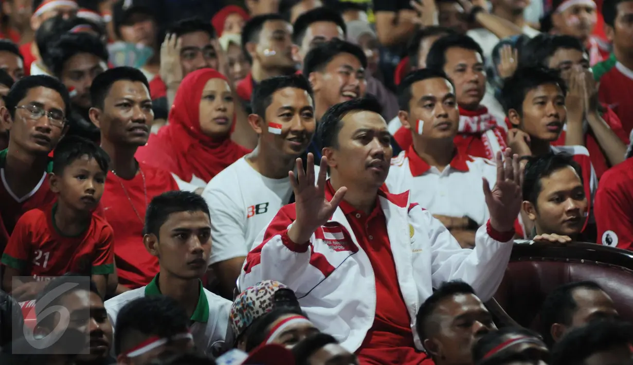Menteri Pemuda dan Olahraga Imam Nahrawi saat menyaksikan nobar Final Piala AFF 2016 antara Indonesia melawan Thailand di Kemenpora, Jakarta, (17/12). Dipertemuan pertama Timnas Indonesia unggul 2-1 atas Thailand. (Liputan6.com/Gempur M Surya)