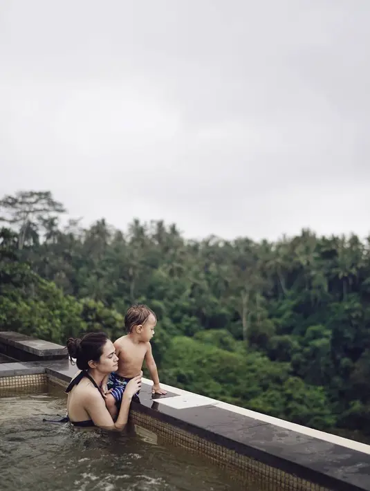 Dari foto-foto yang diunggahnya di akun Instagram Ringgo dan Sabai, keluarga kecil ini terlihat sangat menikmati liburannya yang baru dilakukan beberapa hari lalu. (Instagram/ringgoagus)