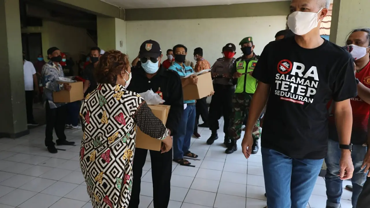 Gubernur saat membagikan bantuan dalam melawan Covid-19 di Rusun Kaligawe Kota Semarang. (Foto: Liputan6.com/Felek Wahyu)