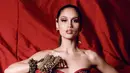 Potret penampilan bold Cinta Laura lainnya. Ia mengenakan corset batik bernuansa merah, dipadu dengan celana panjang hitam. Penampilannya semakin memukau dengan makeup bold dan tatanan rambut, serta berbagai aksesori yang dikenakannya. [Foto: Instagram/claurakiehl]
