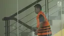 Kepala SMP Negeri 3 Ngronggot Kab Nganjuk, Suwandi menaiki tangga Gedung KPK, Jakarta, Rabu (1/11). Suwandi diperiksa sebagai saksi dugaan suap mutasi dan promosi jabatan di lingkungan Pemkab Nganjuk. (Liputan6.com/Helmi Fithriansyah)