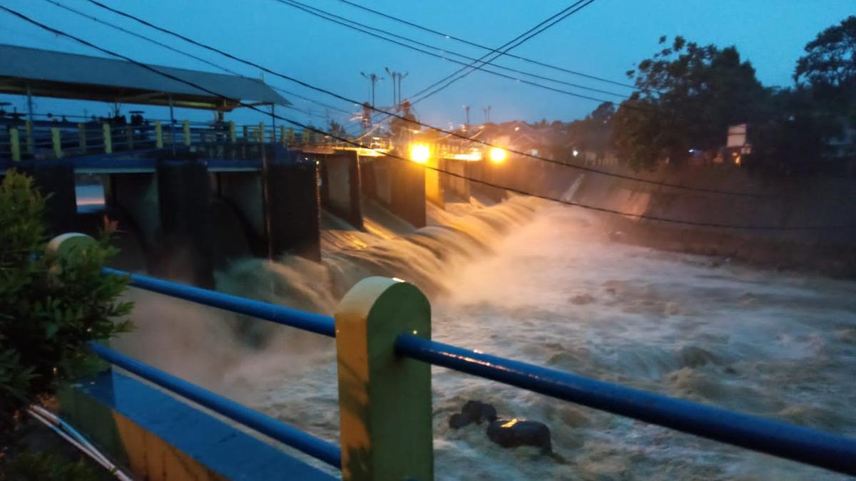 Bendung Katulampa Siaga 3, Warga Harap Waspada Banjir Lintasan