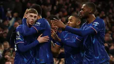 Gelandang Chelsea, Cole Palmer (kiri) merayakan dengan rekan setimnya setelah tendangannya yang terdefleksi membuat skor menjadi 2-1 saat pertandingan sepak bola Liga Premier Inggris melawan West Ham United di Stamford Bridge, London pada 3 Februari 2025. (Adrian Dennis/AFP)