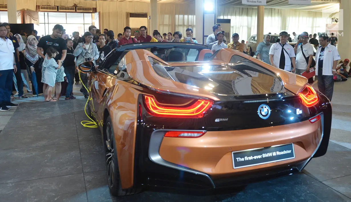 Sebuah mobil listrik BMW i8 Roadster dipamerkan pada Indonesian Bimmerfest 2018 di Semarang, Jawa Tengah, Minggu (18/11). Kegiatan tahunan yang diikuti para penggemar BMW mengusung tema Redefining Culture. (Liputan6.com/HO/Doni)