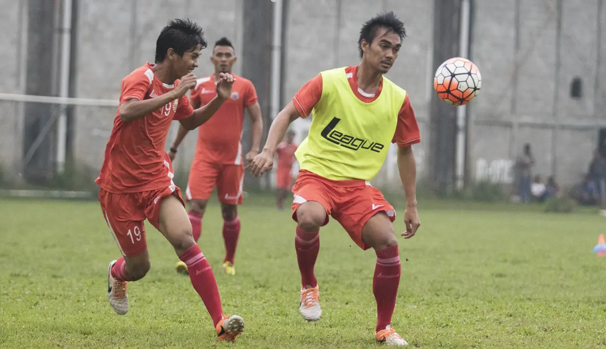 Pemain Persija, Vava Mario berusaha mengontrol bola pada latihan perdana jelang babak 8 besar Piala Jenderal Sudirman di Lapangan Sawangan, Depok, Jawa Barat, Jumat (4/12/2015). (Bola.com/Vitalis Yogi Trisna)