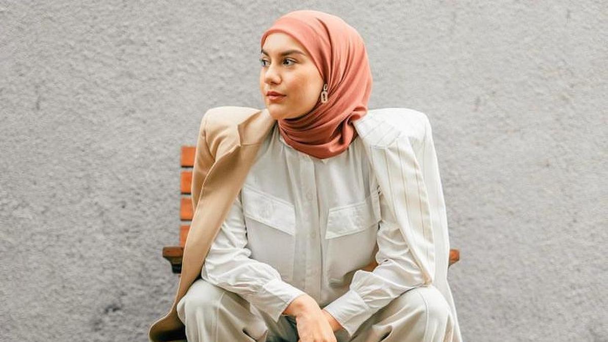 Tampil Syar’i dan Modis di Pesta, Ini 7 Model Blazer Kondangan Wanita yang Anggun dan Islami