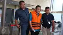 Deputi Bidang Informasi Hukum dan Kerja sama Badan keamanan laut (Bakamla), Eko Susilo Hadi saat dikawal petugas penyidik usai ditahan KPK, Jakarta, Kamis (15/12). Sebelumnya, KPK melakukan OTT di dua lokasi di Jakarta. (Liputan6.com/Helmi Afandi)