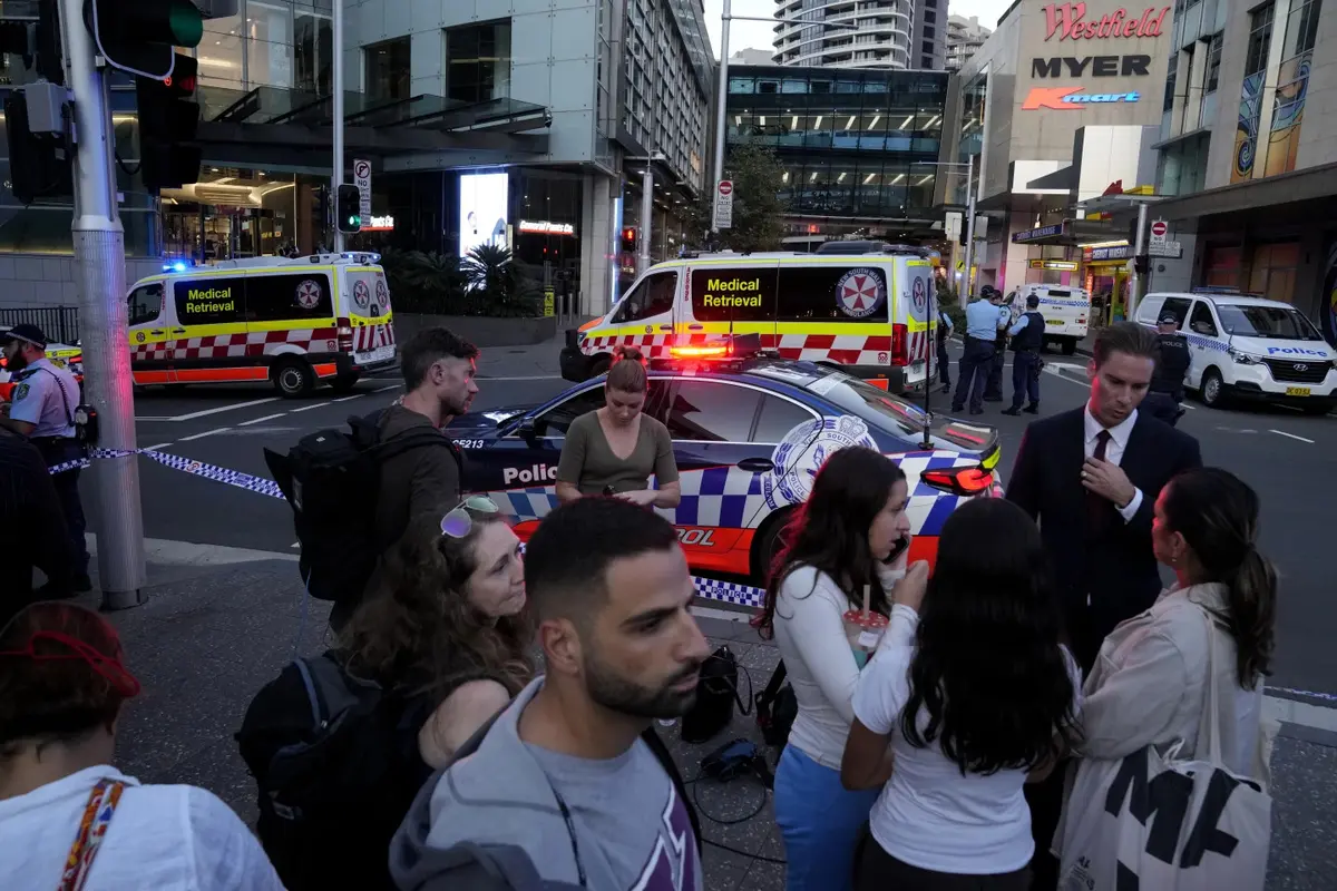 Orang-orang berkerumun di luar Westfield Shopping Centre atau Westfield Bondi Junction di timur Sydney, Australia setelah insiden penikaman. (AFP/Rick Rycroft)