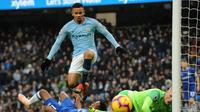 Pemain Manchester City, Gabriel Jesus (tengah) melompati pemain Everton Jordan Pickford saat bertanding dalam Liga Inggris di Stadion Etihad, Manchester, Inggris, Sabtu (15/12). Manchester City menang 3-1. (AP Photo/Rui Vieira)
