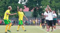 Pemain Perseta merayakan kemenangan 4-0 atas Blitar United, Minggu (11/9/2016). Kemenangan itu membuat Peserta melaju ke 8 besar Linus zona Jatim. (Bola.com/Robby Firly)