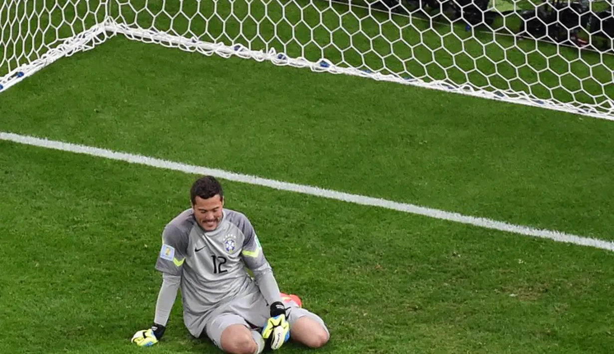Kiper Brasil Julio Cesar, terduduk lesu di depan gawangnya. Usai Jerman mengandaskan mimpi mereka di depan pendukungnya sendiri , Brasil, Rabu (9/7/2014)  (AFP PHOTO / POOL / FRANCOIS XAVIER MARIT)