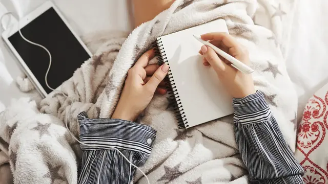 ilustrasi menulis jurnal