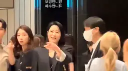 Park Shin Hye tampak berbicara dan menunjukkan sesuatu kepada suaminya. Sementara itu, di samping Park Shi Hye adalah aktris Kim Hye Soo yang juga menunjukkan gestur serupa. (Foto: Twitter/ @moonliebe_)