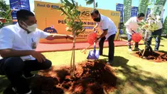 Direktur Utama PT Bank Tabungan Negara (BTN), Haru Koesmahargyo dan founder PT Duta Putra Land, Herman Soedarsono melakukan penanaman pada peresmian program suku bunga khusus 1,45% KPR Platinum dalam rangka HUT KPR ke 45 di Bogor, Jawa Barat, Kamis (2/12/2021). (Liputan6.com/HO/BTN)