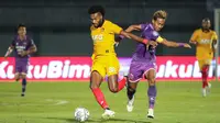 Pemain Persik Kediri, Janderson De Jesus Assis (kiri) berebut bola dengan pemain Persita Tangerang, Muhammad Toha saat laga pekan pertama BRI Liga 1 2022/2023 antara Persita Tangerang melawan Persik Kediri di Indomilk Arena, Tangerang, Senin (25/07/2022). (Bola.com/Bagaskara Lazuardi)