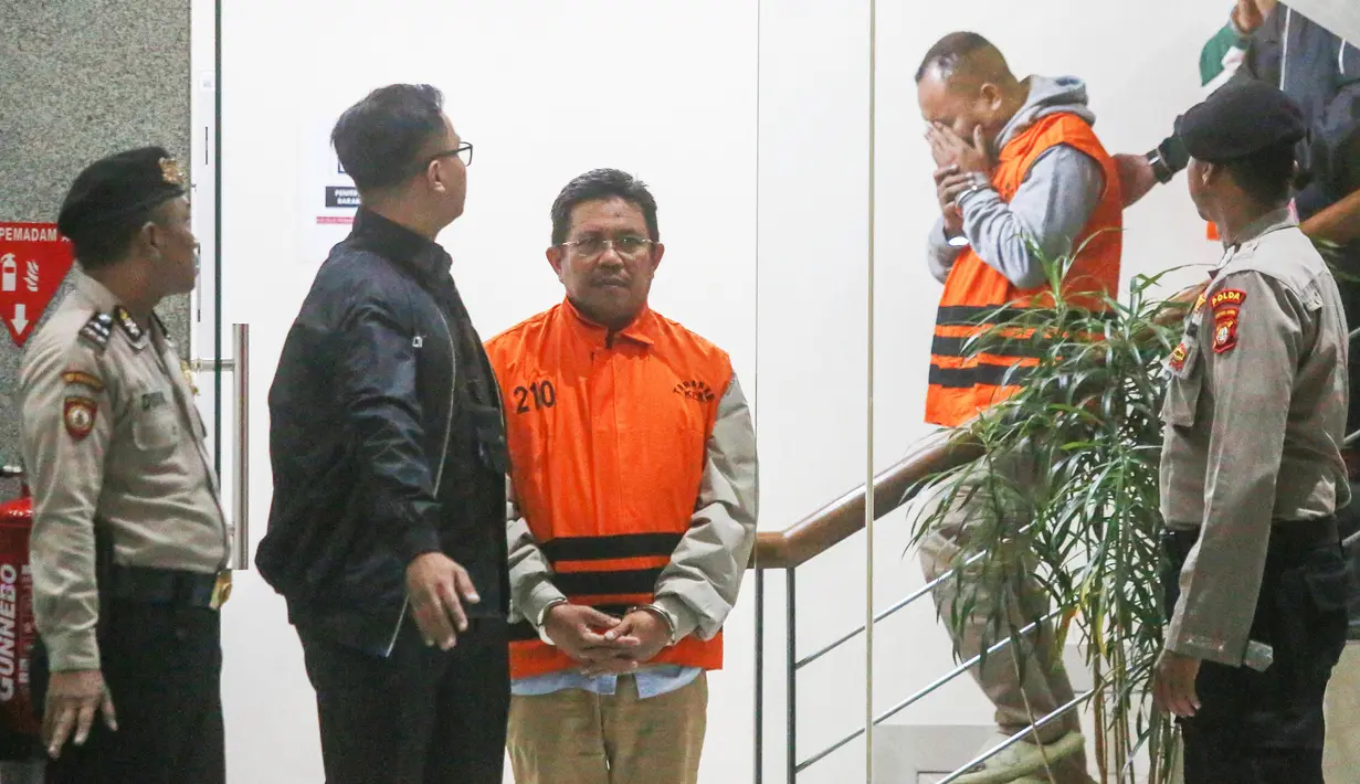 Bupati Lombok Barat Lalu Ahmad Zaini berjalan menuju mobil tahanan usai menjalani pemeriksaan di Gedung Merah Putih KPK, Jakarta, Selasa (21/7/2026). (KLY/Arie Basuki)