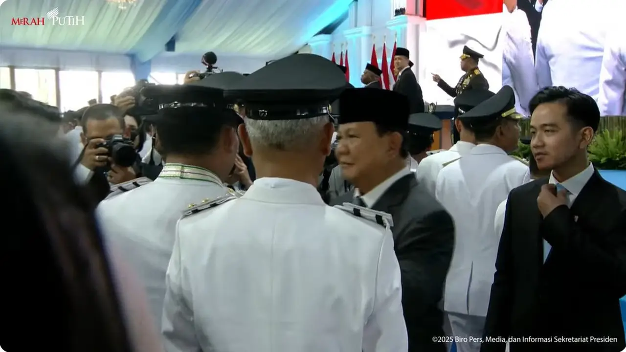 Momen Presiden Prabowo Subianto menyalami para kepala daerah usai pelantikan serentak di Istana Kepresidenan Jakarta, Kamis (20/2/2025).
