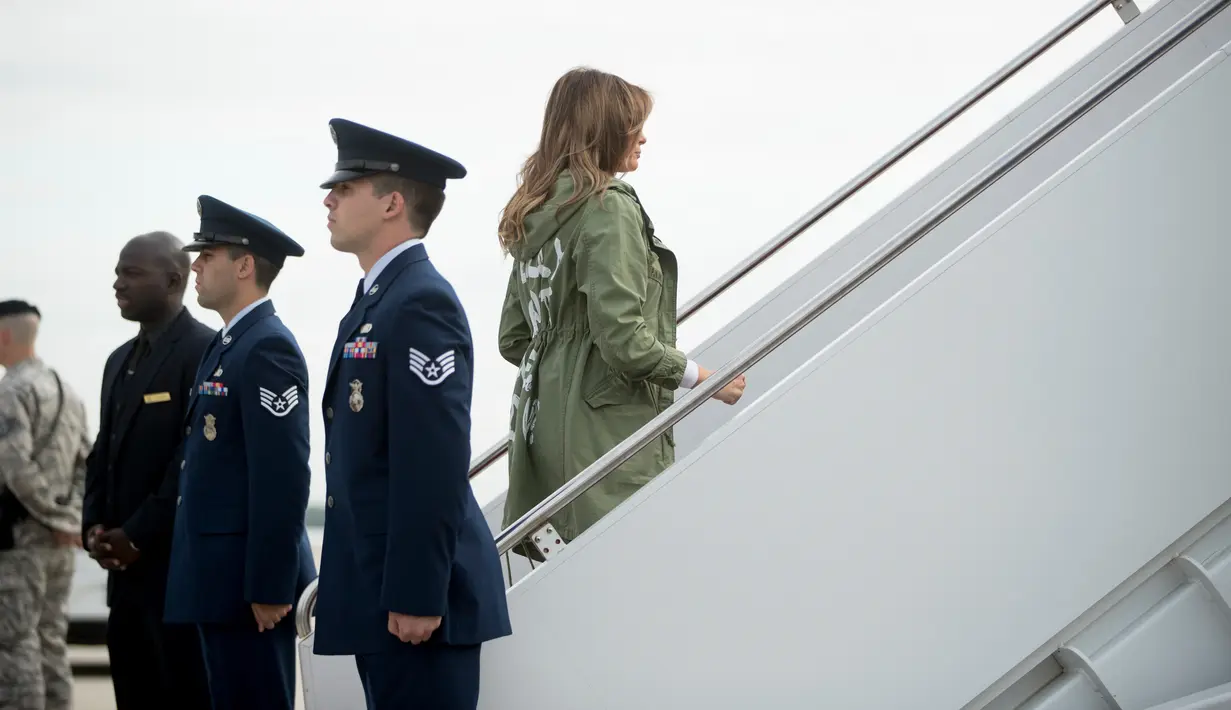 Ibu Negara AS, Melania Trump menaiki pesawat untuk mengunjungi anak-anak imigran telantar dі pusat penahanan anak, Texas dari Lanud Andrews, Maryland, Kamis (21/6). Melania mengenakan jaket bertuliskan "I really don't care, do you?". (AP/Andrew Harnik)