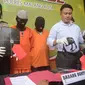 Kedua pelaku beserta barang bukti di Mapolres Malang Kota, Jawa Timur (Zainul Arifin/Liputan6.com)