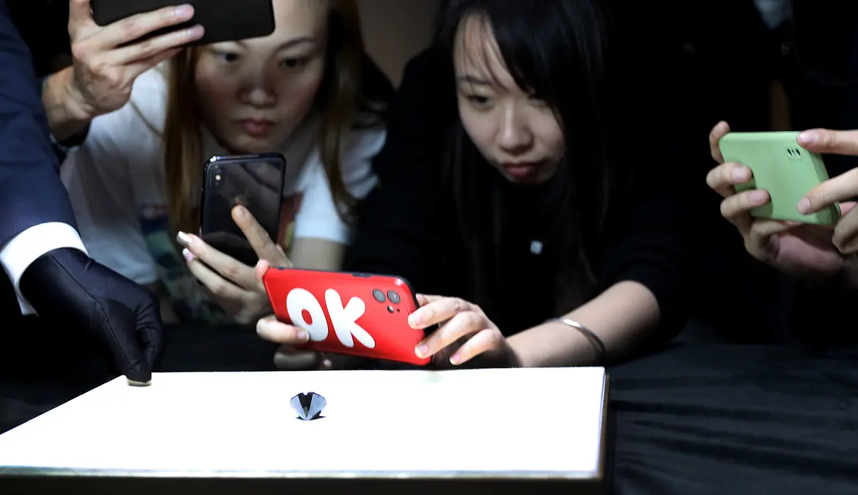 Awak media memotret sebuah berlian hitam berbobot 88 karat di Shanghai, China pada 26 Oktober 2020. Dengan nilai diperkirakan mencapai 37 juta dolar AS, berlian dari Paris tersebut akan dipamerkan dalam China International Import Expo (CIIE) ketiga mendatang di Shanghai. (Xinhua/Fang Zhe)