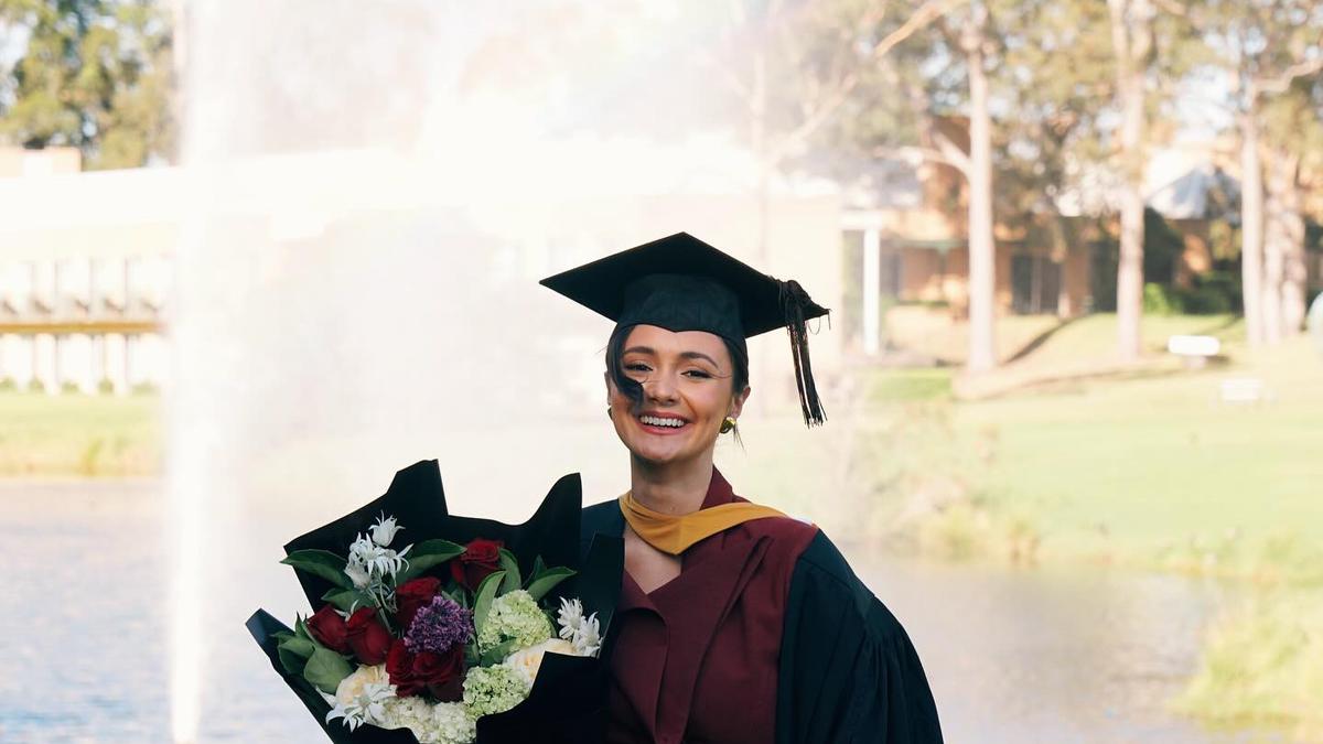 Amanda Rawles Tampil Menyala dengan Kebaya Modern Merah Saat Wisuda di Sydney