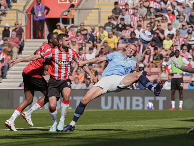 Pemain Manchester City, Erling Haaland berusaha mencetak gol ke gawang Southampton dalam laga lanjutan Liga Inggris 2024/2025 di St Mary's Stadium, Southampton, Inggris, Sabtu (10/05/2025) waktu setempat. (AP Photo/PA/Andrew Matthews)