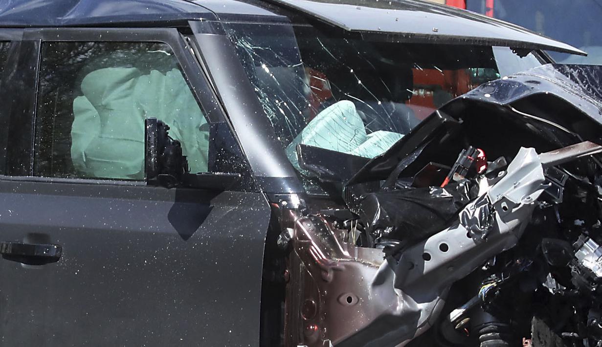 Mobil kapten Lazio, Ciro Immobile mengalami kersuakan setelah terlibat kecelakaan di Roma pada Minggu, 16 April 2023 waktu setempat. Mobil yang ditumpangi bersama dua anak perempuannya bertabrakan dengan trem di Jalur 19, yang menghubungkan kawasan Flaminio dan Prati. (AP/LaPresse/Roberto Monaldo)