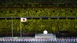 Para asisten atlet parade memegang bendera negara yang bertanding pada upacara pembukaan Paralimpiade Tokyo 2020 di Tokyo, Jepang, Selasa, 24 Agustus 2021. (OIS via AP Photo/Bob Martin)