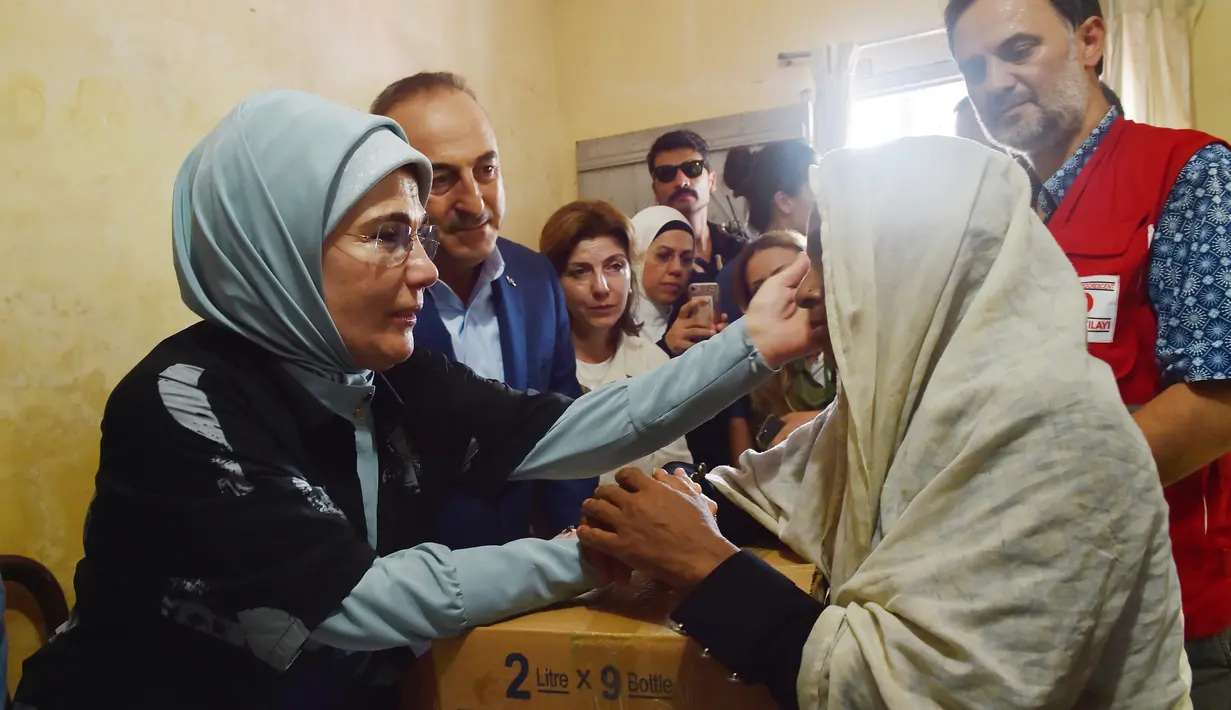 Ibu Negara Turki, Emine Erdogan (kiri) menemui dan menyerahkan bantuan kemanusiaan kepada muslim Rohingya yang melarikan diri dari Myamnar, di kamp pengungsi Kutupalong, Bangladesh, Kamis (7/9). (Presidency Press Service via AP, Pool)