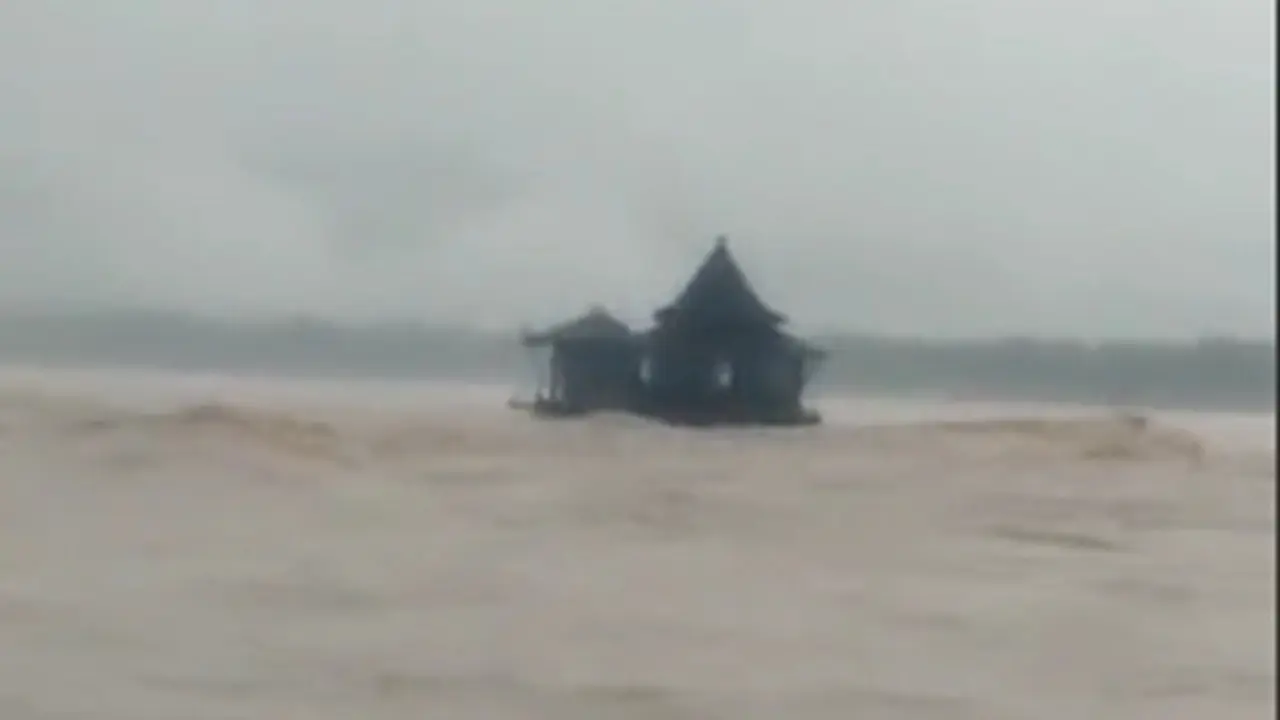 Viral, Video Masjid Apung di Pacitan Hanyut Terbawa Arus ke Laut