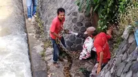 Pakai Ilmu Titien, Pawang Ular Tangkap Sanca Sepanjang 4 Meter