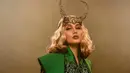 Terinspirasi dari serial Marvel Studios ‘Loki’. Cinta Laura tampil fierce bergaya bak Lady Loki pada pemotretan terbaru yang diabadikan oleh fotografer Rio Motret dan pengarah gaya Erich Al Amin. (FOTO:Instagram/claurakiehl).