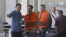 Tersangka anggota DPRD Malang Mohan Katelu dan Salamet mengenakan rompi tahanan seusai menjalani pemeriksaan di Gedung KPK, Jakarta, Rabu (28/3). 5 anggota DPRD Malang resmi ditahan atas dugaan suap APBD-P. (Liputan6.com/Herman Zakharia)