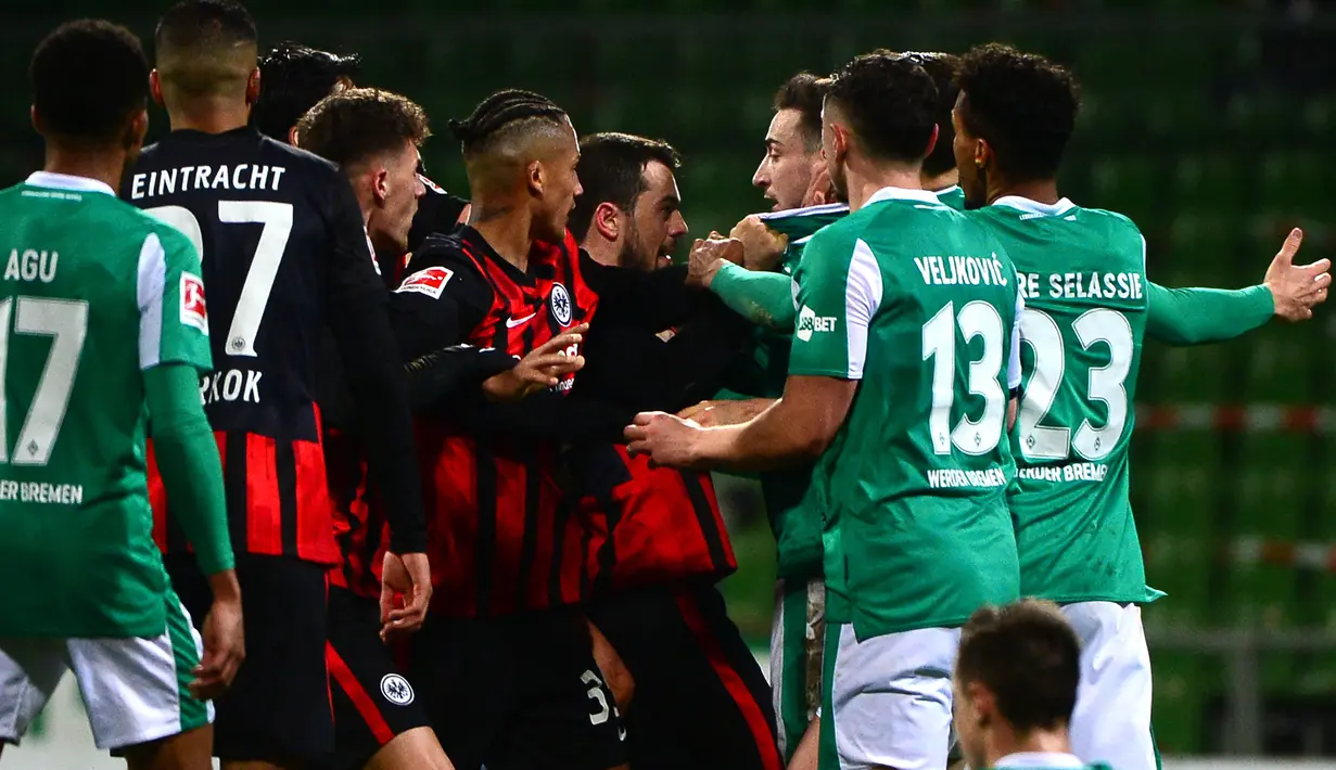 Para pemain Eintracht Frankfurt dan Werder Bremen terlibat pertikaian dalam laga lanjutan Liga Jerman 2020/21 pekan ke-23 di Weserstadion, Bremen, Jumat (26/2/2021). Eintracht Frankfurt kalah 1-2 dari Werder Bremen. (AFP/Patrik Stollarz/Pool)