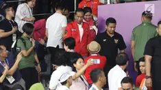 Presiden RI, Joko Widodo (jaket merah) bersiap meninggalkan Istora usai menyaksikan laga final bulutangkis beregu putra Asian Games 2018 antara Indonesia melawan China, Jakarta, Rabu (22/8). Indonesia meraih perak. (Liputan6.com/Helmi Fithriansyah)