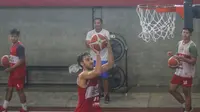 Power forward Bali United Basketball, Putu J Satria Pande, melakukan tembakan saat sesi latihan di Liga Bali Arena pada Rabu siang (8/1/2025). Bali United akan bertandang ke markas Rajawali Medan di pekan perdana IBl 2025. (Bola.com/Alit Binawan)