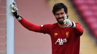 Alisson Becker didatangkan Liverpool dari AS Roma pada 2018 dengan harga 62 juta euro. Ia mampu menyelesaikan masalah The Reds di sektor kiper, bahkan mampu mempersembahkan empat gelar, termasuk Liga Champions dan Liga Inggris. Harga pasarnya saat ini tercatat sebesar 60 juta euro. (AFP/Paul Ellis)