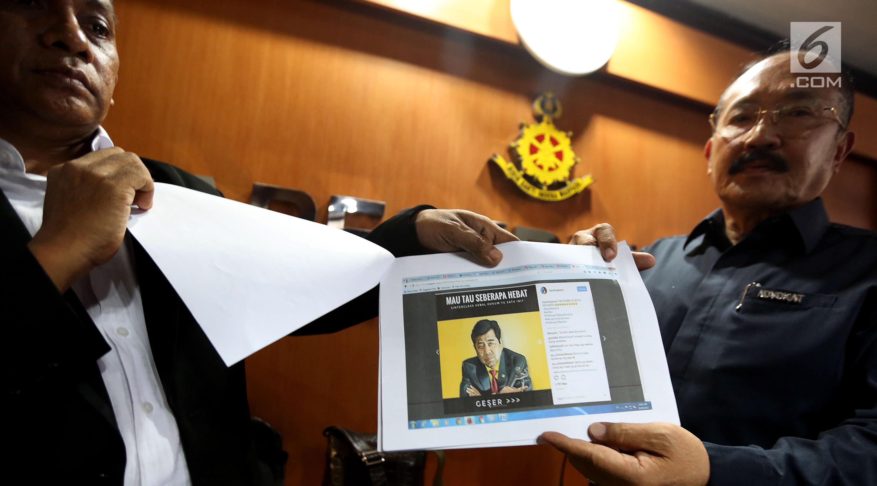 Tim kuasa hukum Setya Novanto menunjukkan meme di Direktorat Pidana Cyber Bareskrim Polri, Jakarta, Rabu (1/11). Menurut kuasa hukumnya, Novanto merasa terganggu oleh sebaran foto yang diedit sedemikian rupa menjadi meme tersebut.(Liputan6.com/JohanTallo)