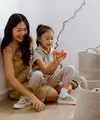 Gunakan nada suara yang tenang dan kalimat sederhana agar anak merasa aman, dipahami, dan lebih terbuka dalam berkomunikasi. (Sumber: Pexels).