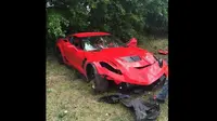 Berniat Pamer, Supercar Ini Ringsek Tabrak Pohon