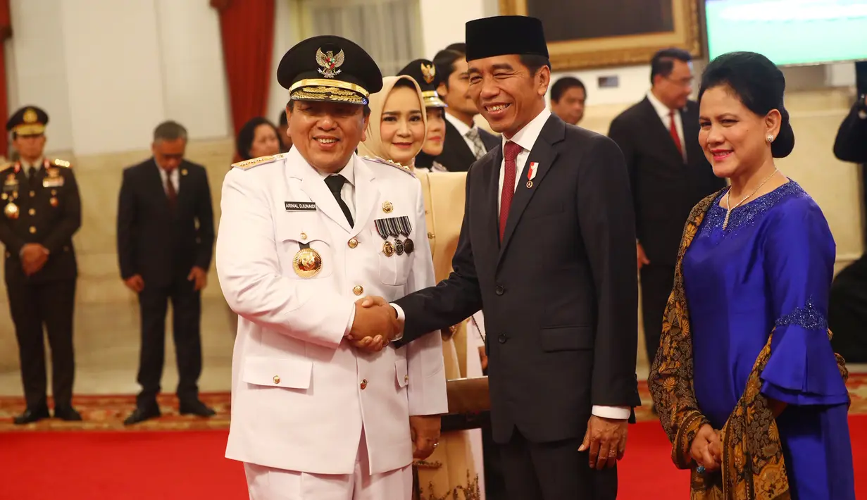 Presiden Joko Widodo (Jokowi) memberikan ucapan selamat kepada Gubernur Lampung, Arinal Djunaidi usai pelantikan di Istana Negara, Jakarta, Rabu (12/6/2019). Arinal Djunaidi dan Chusnunia Chalim dilantik sebagai Gubernur dan Wakil Gubernur Lampung periode 2019-2024. (Liputan6.com/HO/Irwan)