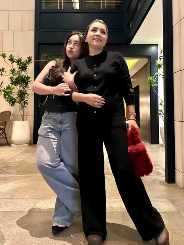 6 Gaya Outfit Mayangsari dan Khirani yang Selalu Kompak/dokumentasi foto via Instagram @mayangsari_official
