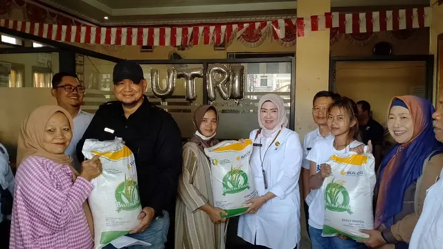 Perwakilan Bulog Cabang Ciamis, Kantor Pos, Dinas Ketahanan Pangan (DKP), Bappeda, Dinas Sosial, Kejari Garut serta unsur TNI-Polri, melakukan monev bantuan pangan beras di Desa Ciburial, Leles. (Liputan6.com/Jayadi Supriadin)