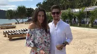 Dua kali juara dunia MotoGP, Casey Stoner (kanan), mengumumkan sang istri Adriana telah melahirkan putri kedua di Australia, Jumat (6/10/2017). (Bola.com/Twitter/adri_stoner)
