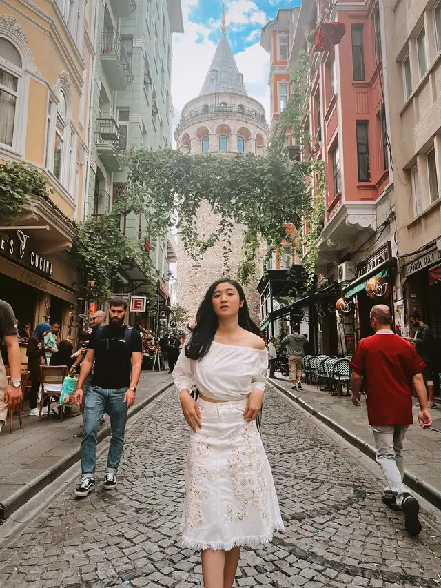 6 Potret Gaya Stylish Febby Rastanty di Istanbul Turki, Kerja Sekaligus Liburan Bareng Verrel Bramasta